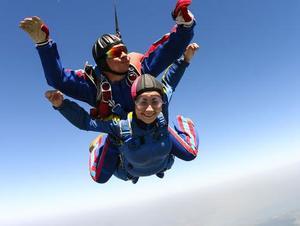 国产双人跳伞视频,揭秘国产双人跳伞的惊险与浪漫